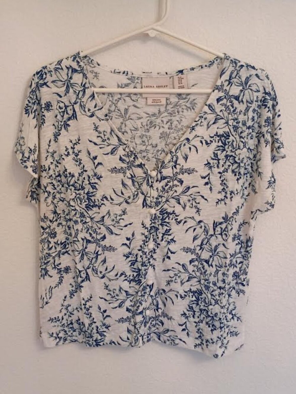 LAURA ASHLEY WOMEN'S TOP BLUE WHITE FLORAL BUTTON UP CAP SLEEVE LINEN LYOCELL M